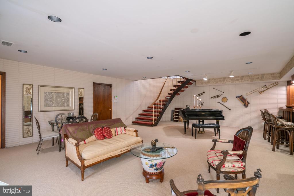 3201 PAULINE DRIVE