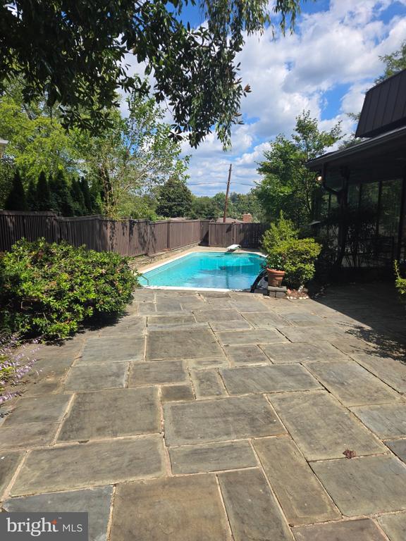 3201 PAULINE DRIVE