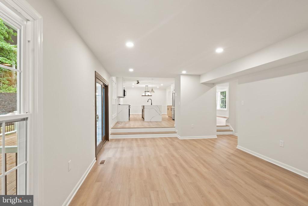 6390 PHILLIP COURT