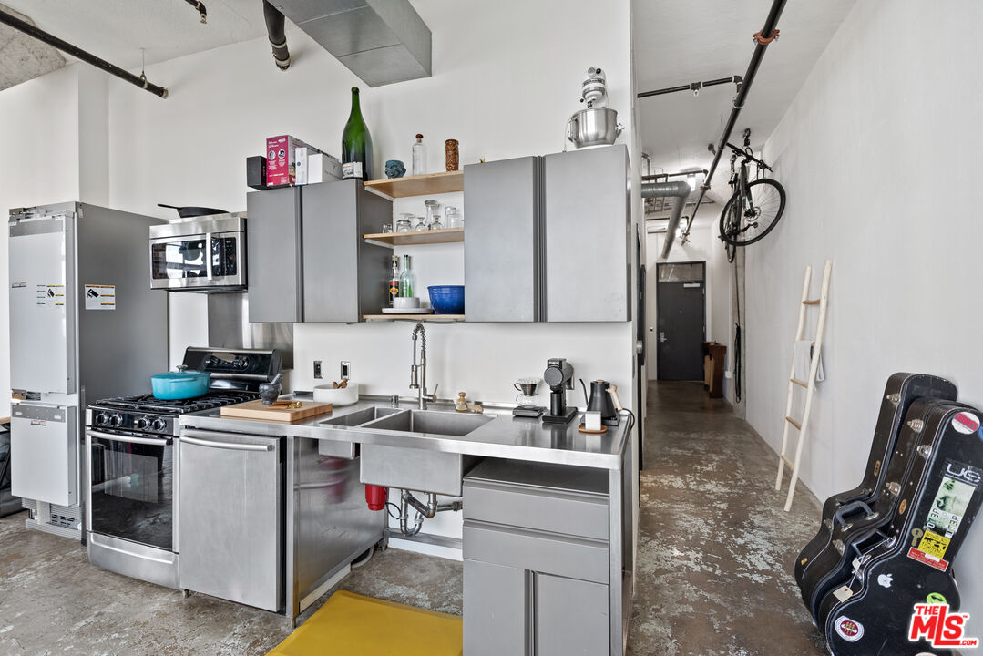 315 E 8th St Unit: 1106