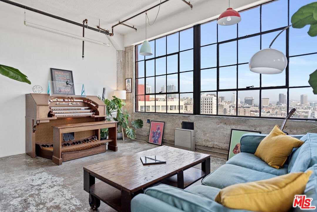 315 E 8th St Unit: 1106