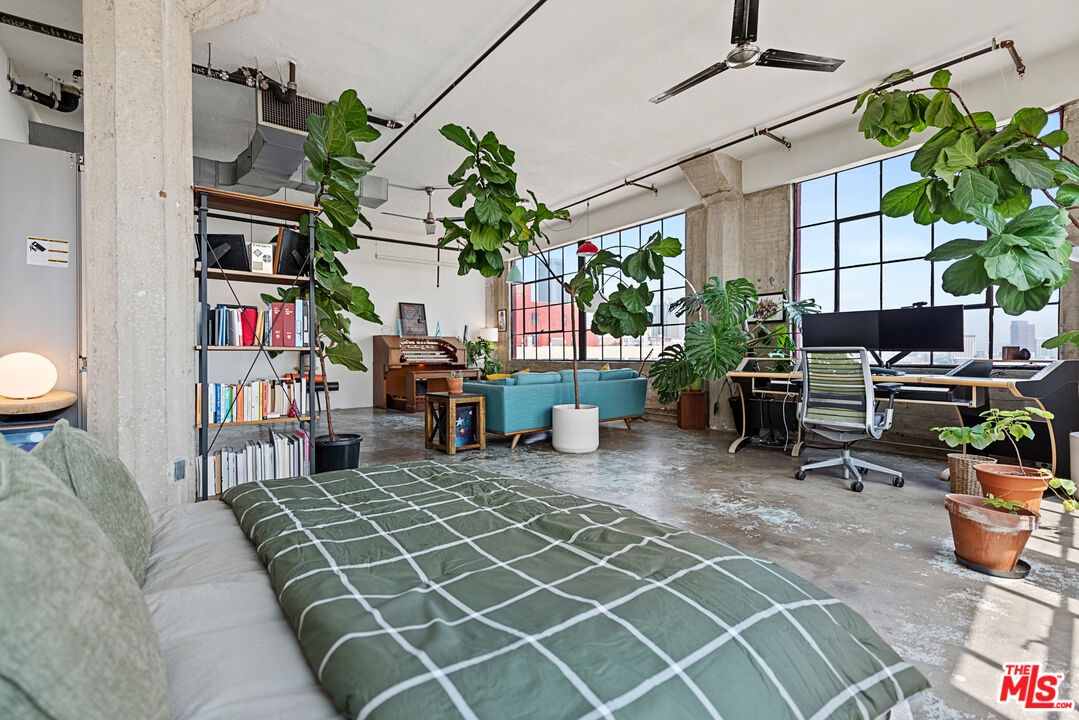 315 E 8th St Unit: 1106