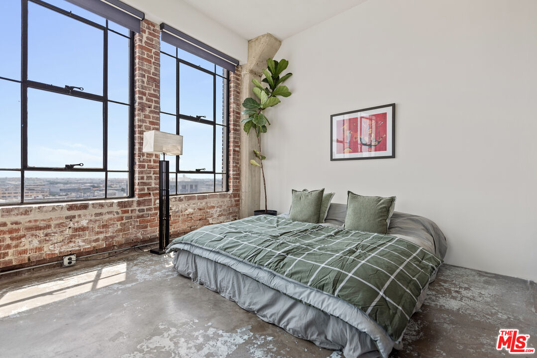 315 E 8th St Unit: 1106