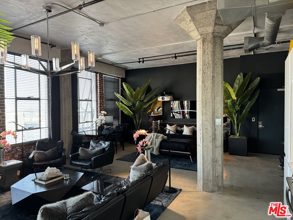 315 E 8th St Unit: 1105