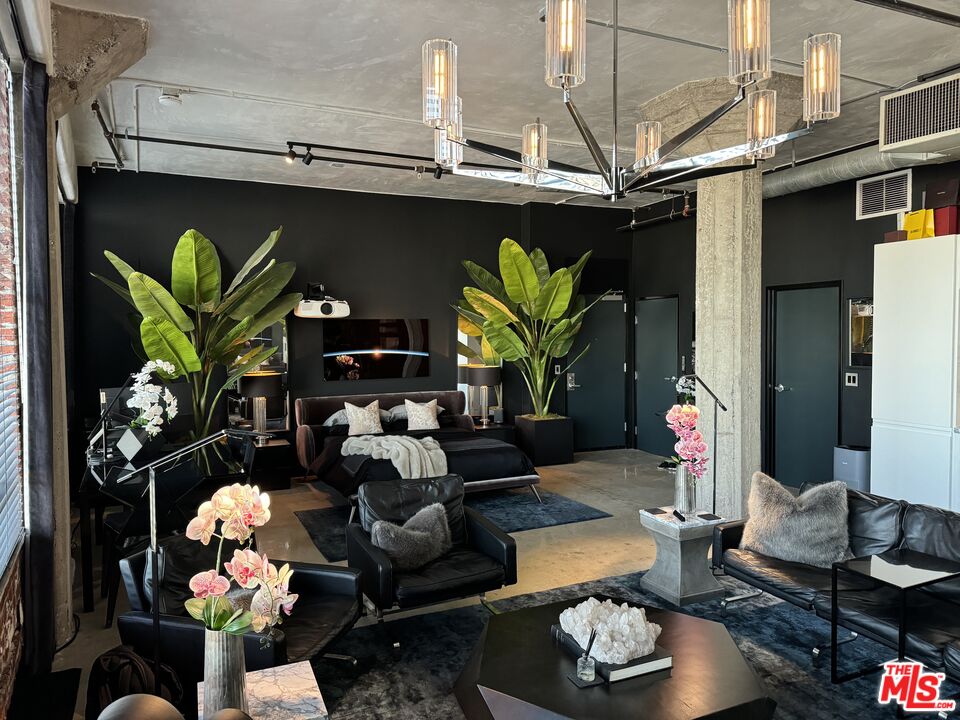 315 E 8th St Unit: 1105
