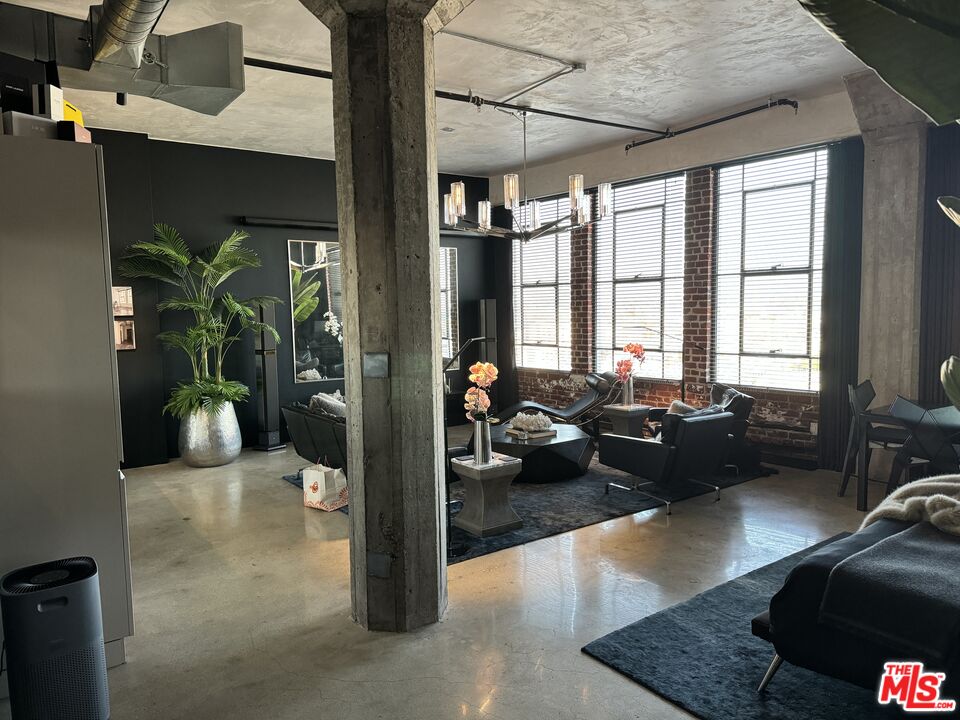 315 E 8th St Unit: 1105