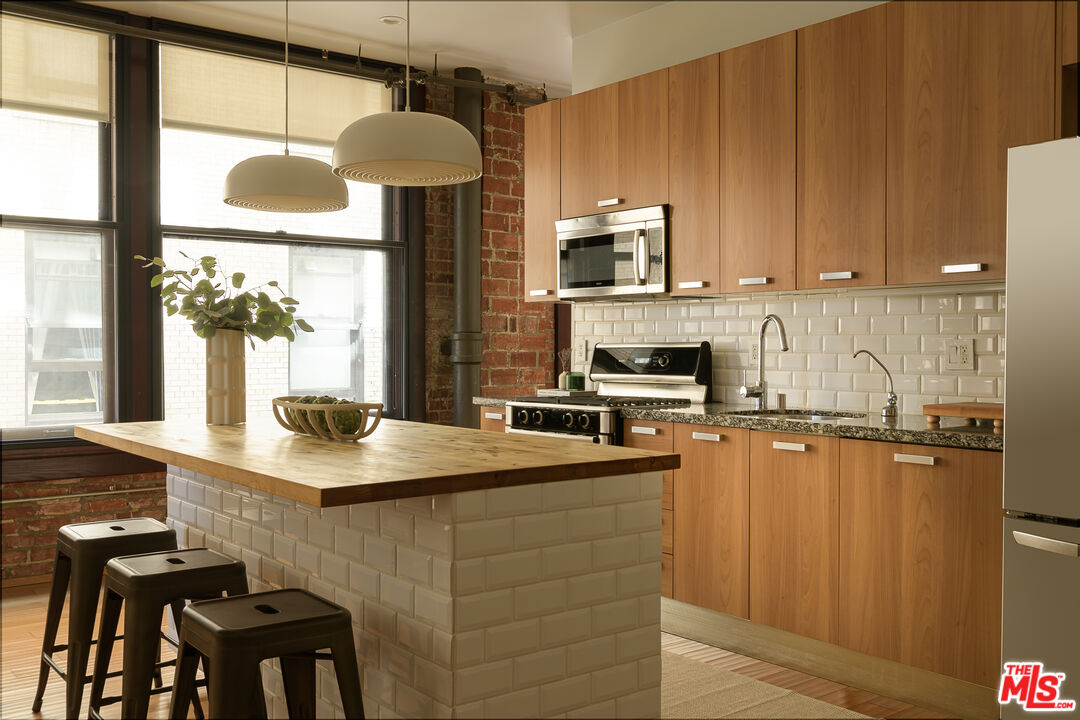 460 S Spring St Unit: 810