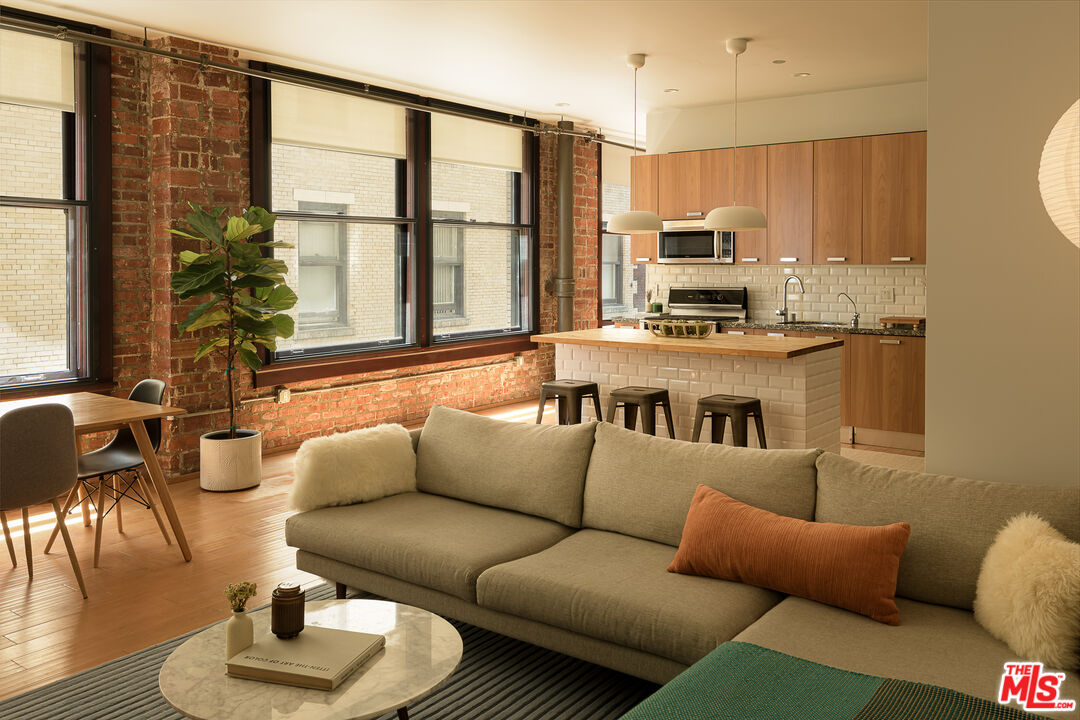 460 S Spring St Unit: 810