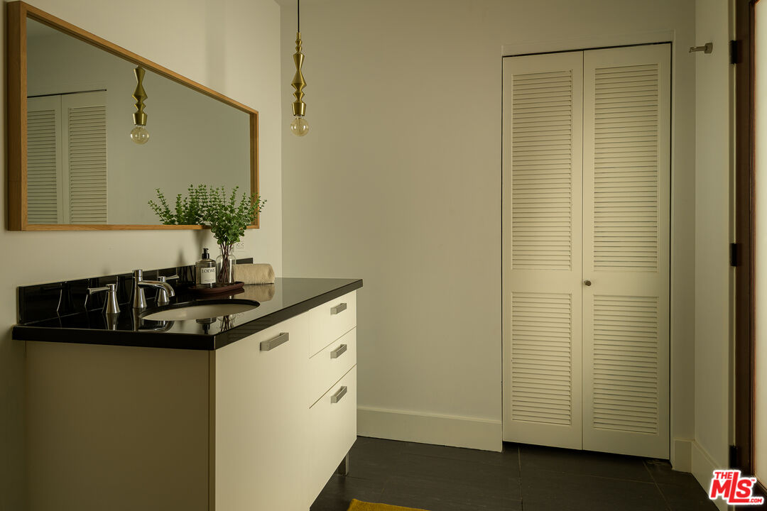 460 S Spring St Unit: 810