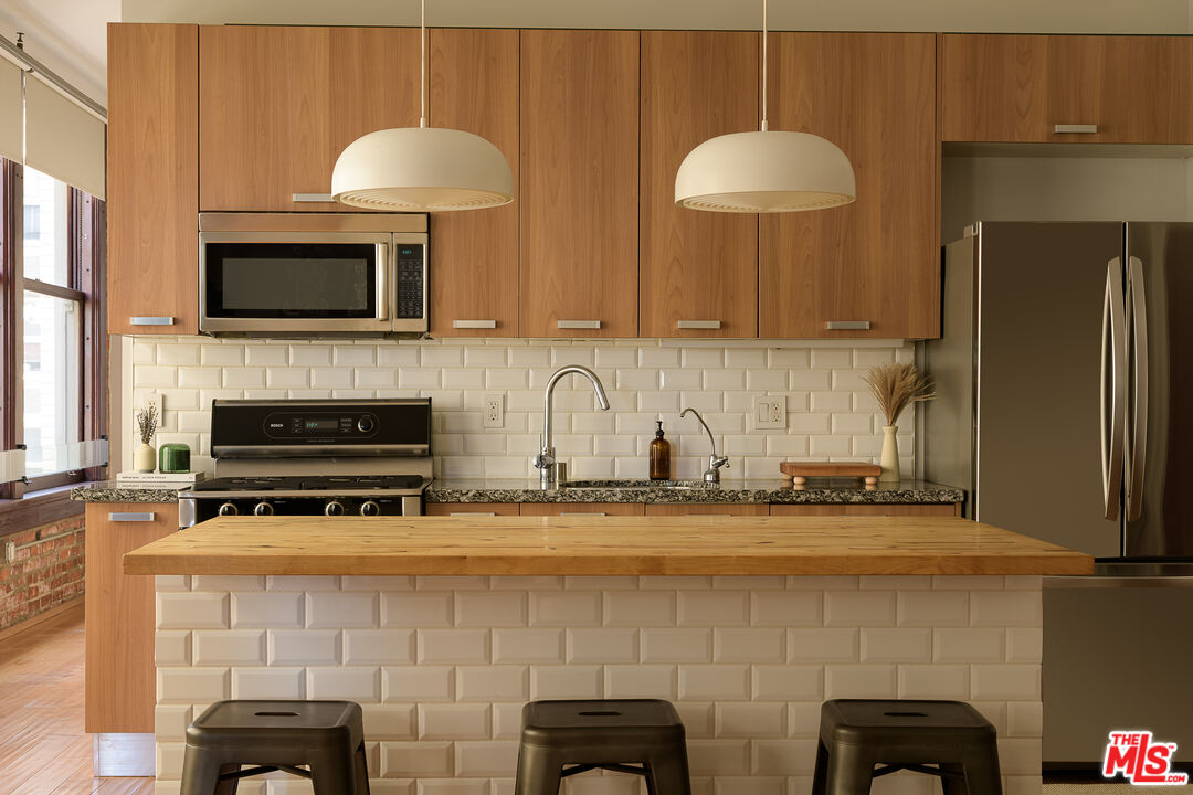 460 S Spring St Unit: 810