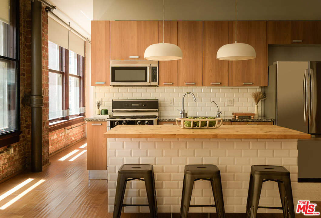 460 S Spring St Unit: 810