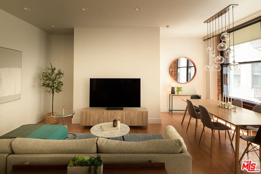 460 S Spring St Unit: 810