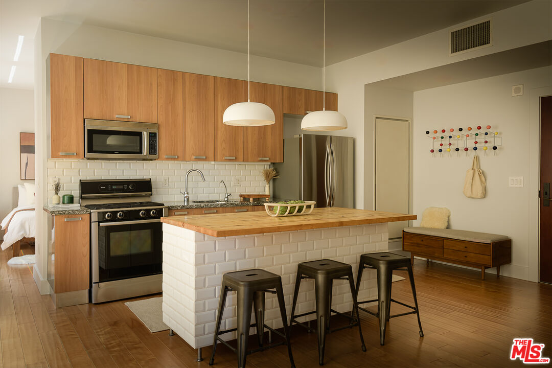460 S Spring St Unit: 810