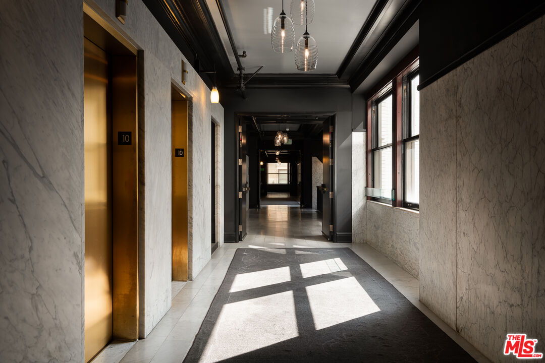 460 S Spring St Unit: 810