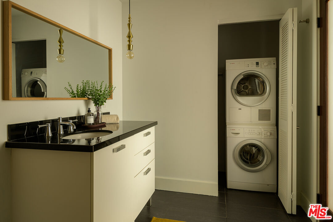 460 S Spring St Unit: 810
