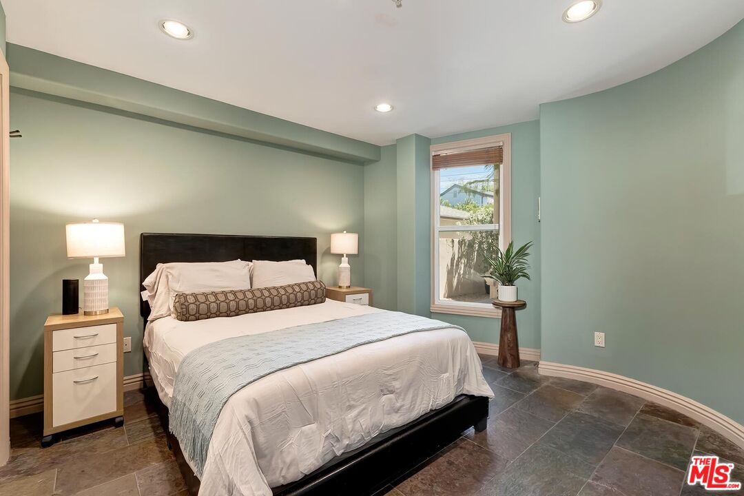 2922 Montana Ave Unit: D