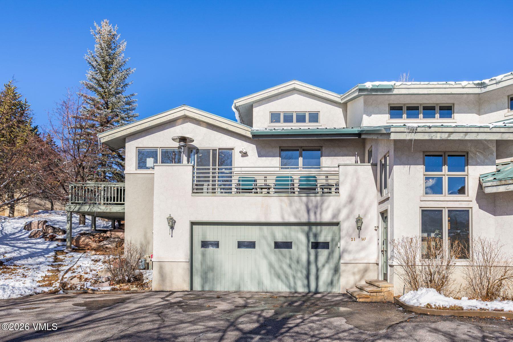 21 Hackamore Road W