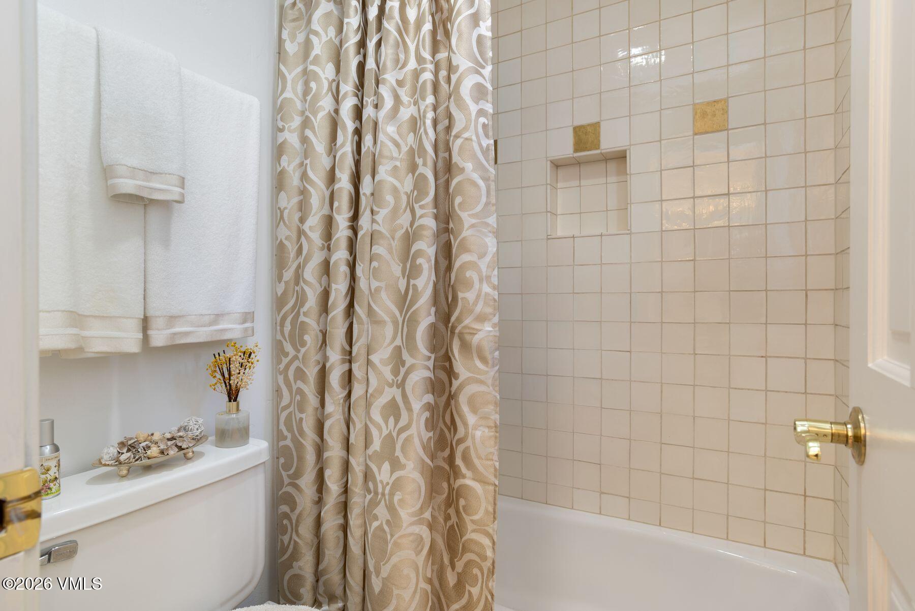 21 Hackamore Road W