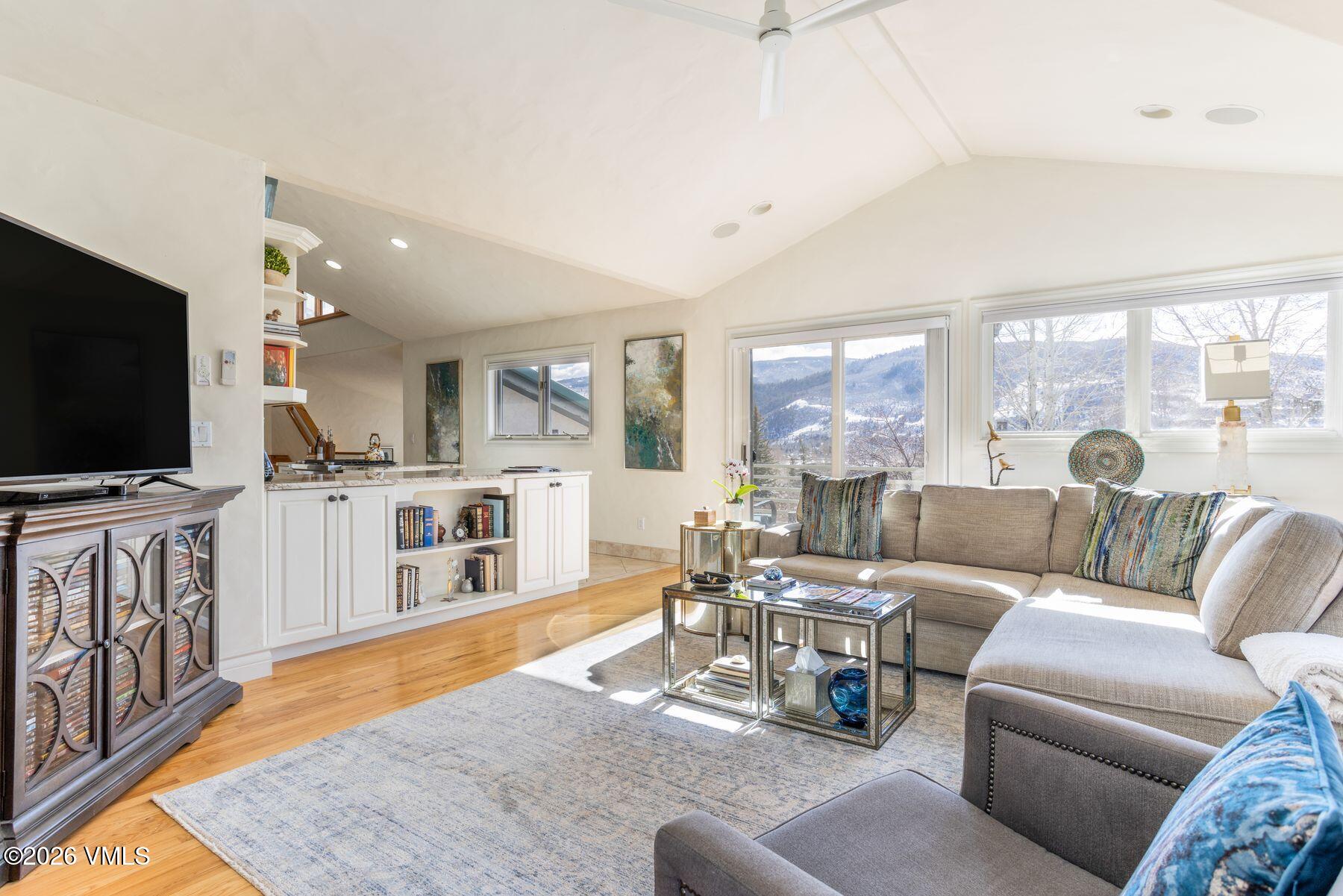 21 Hackamore Road W