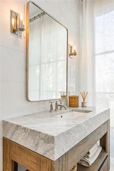 513 Saint Charles Avenue NE