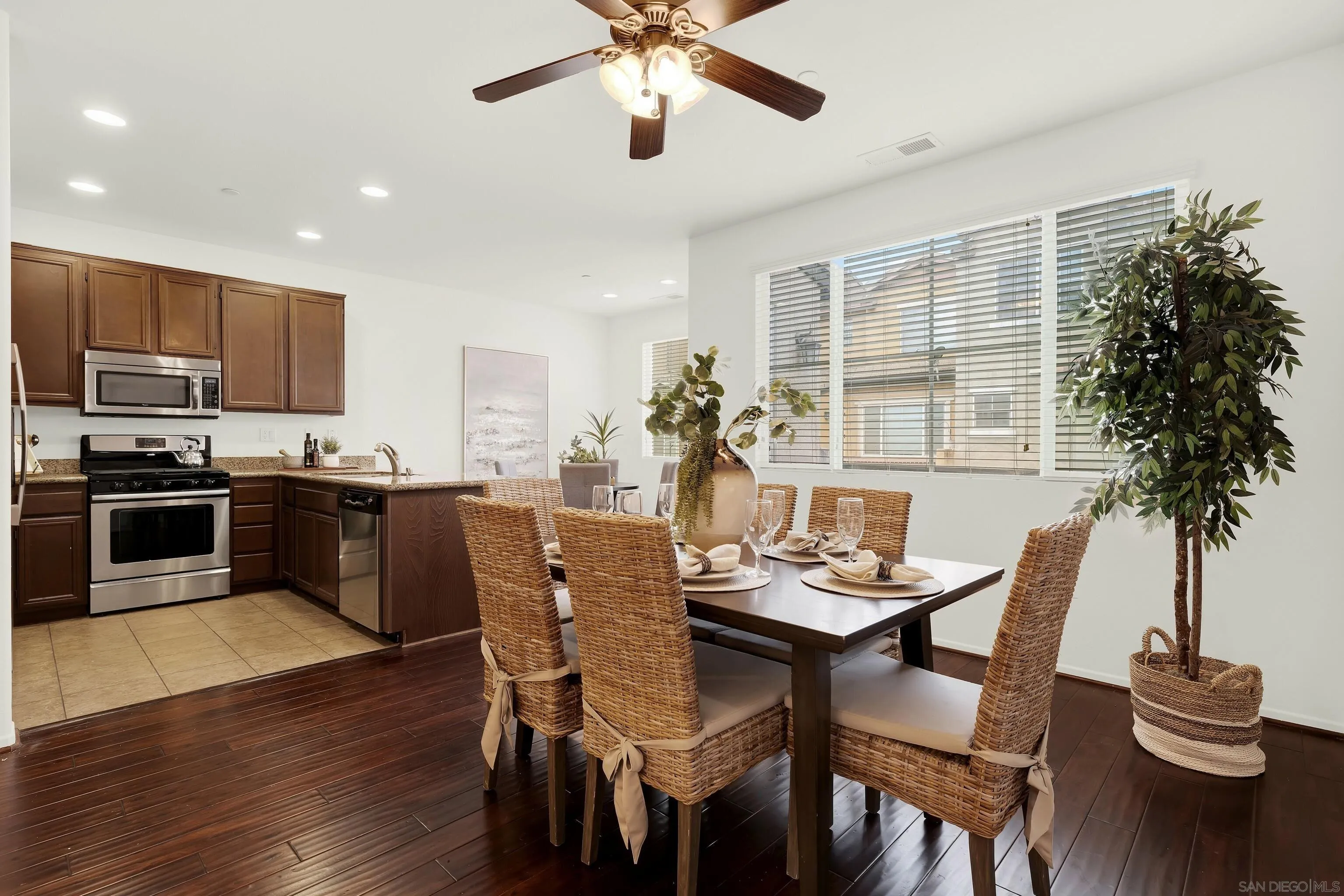 10127 Little Leaf Ln East