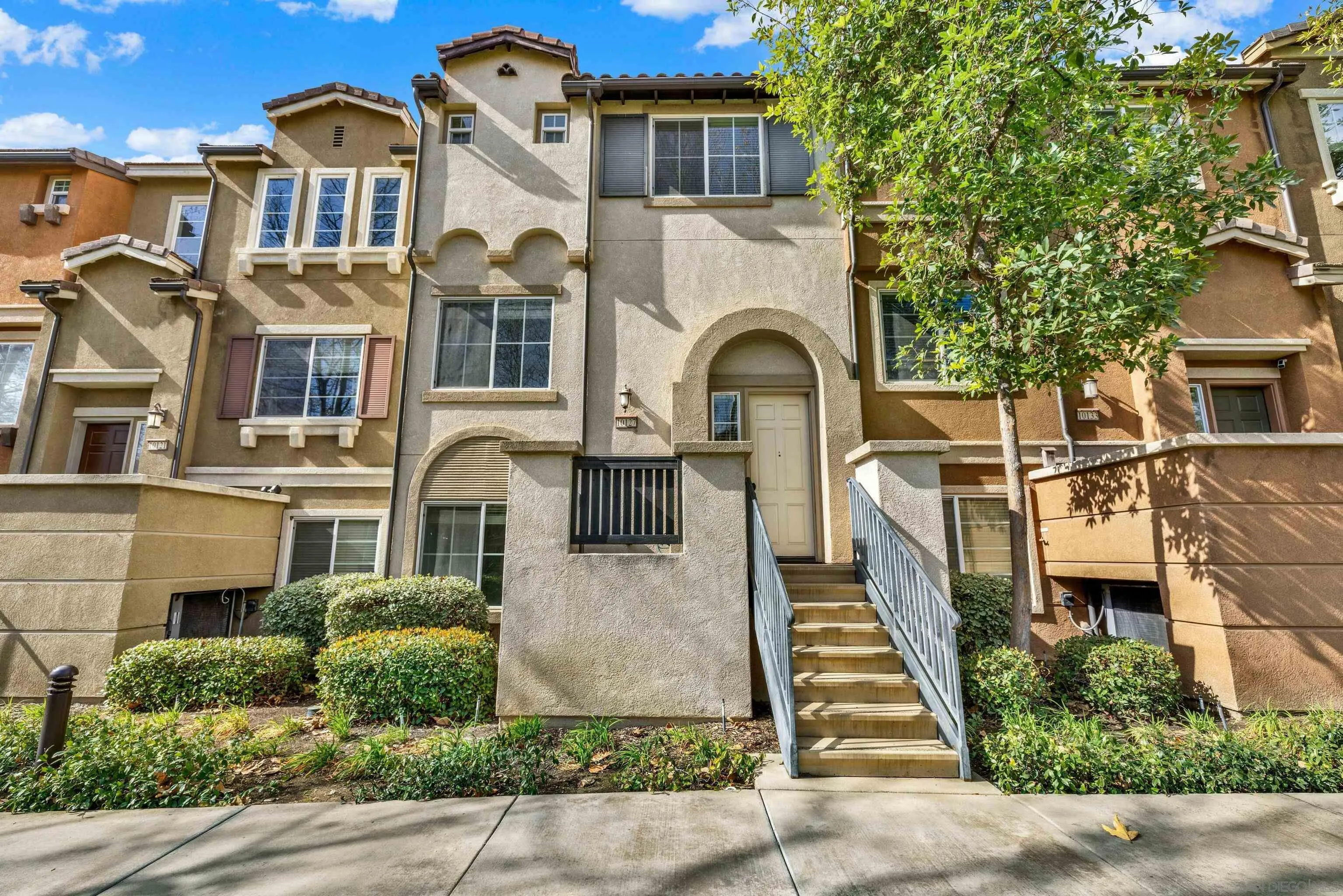 10127 Little Leaf Ln East