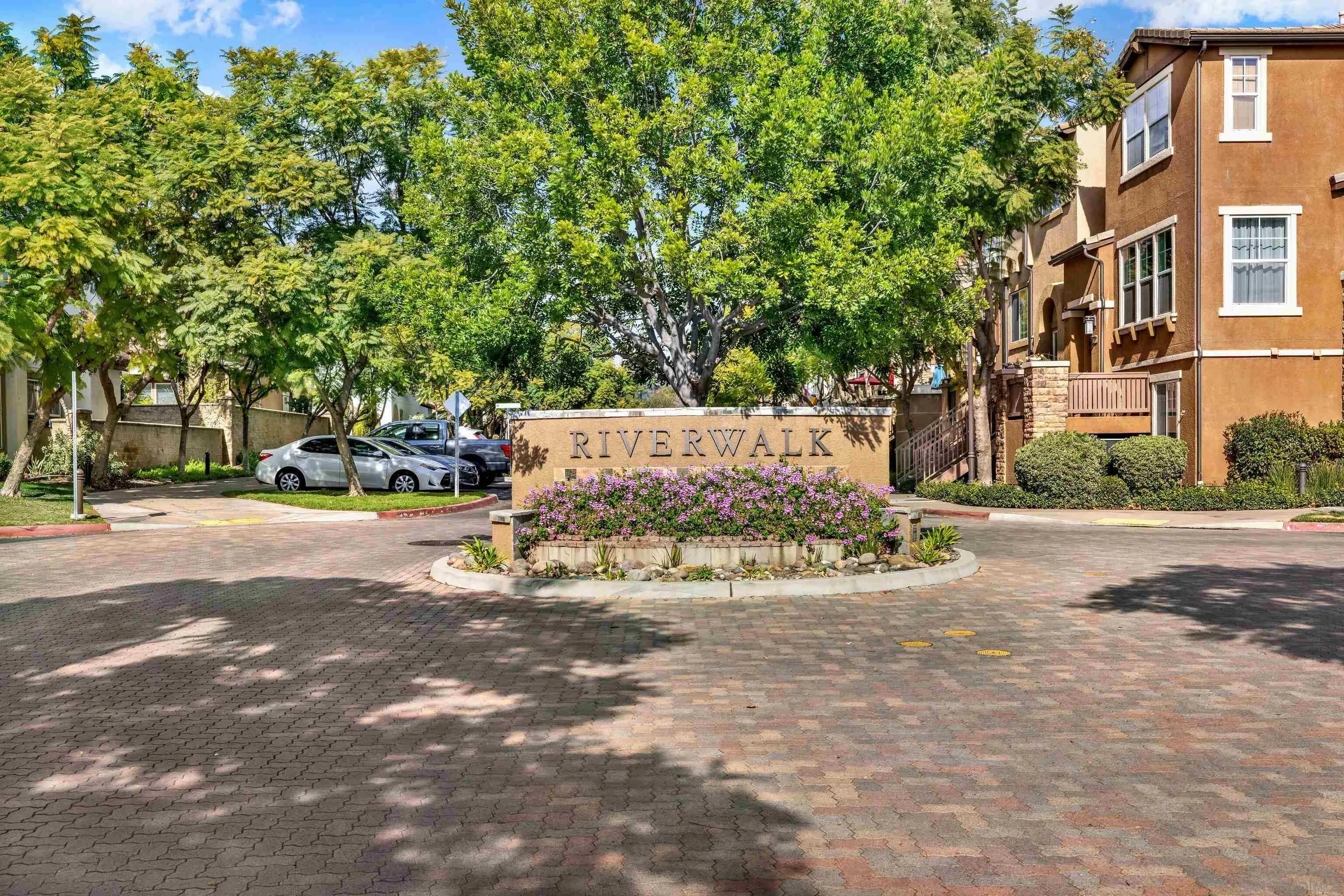 10127 Little Leaf Ln East