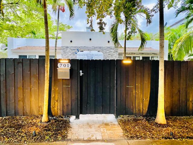 701 NE 17 Way