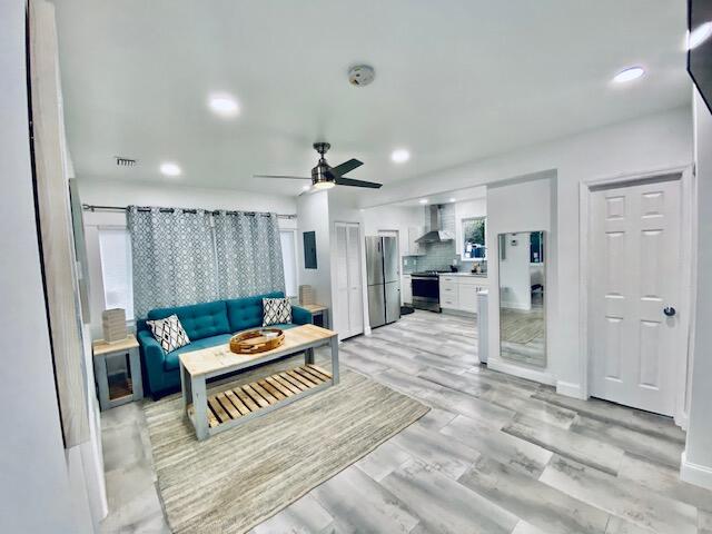 701 NE 17 Way