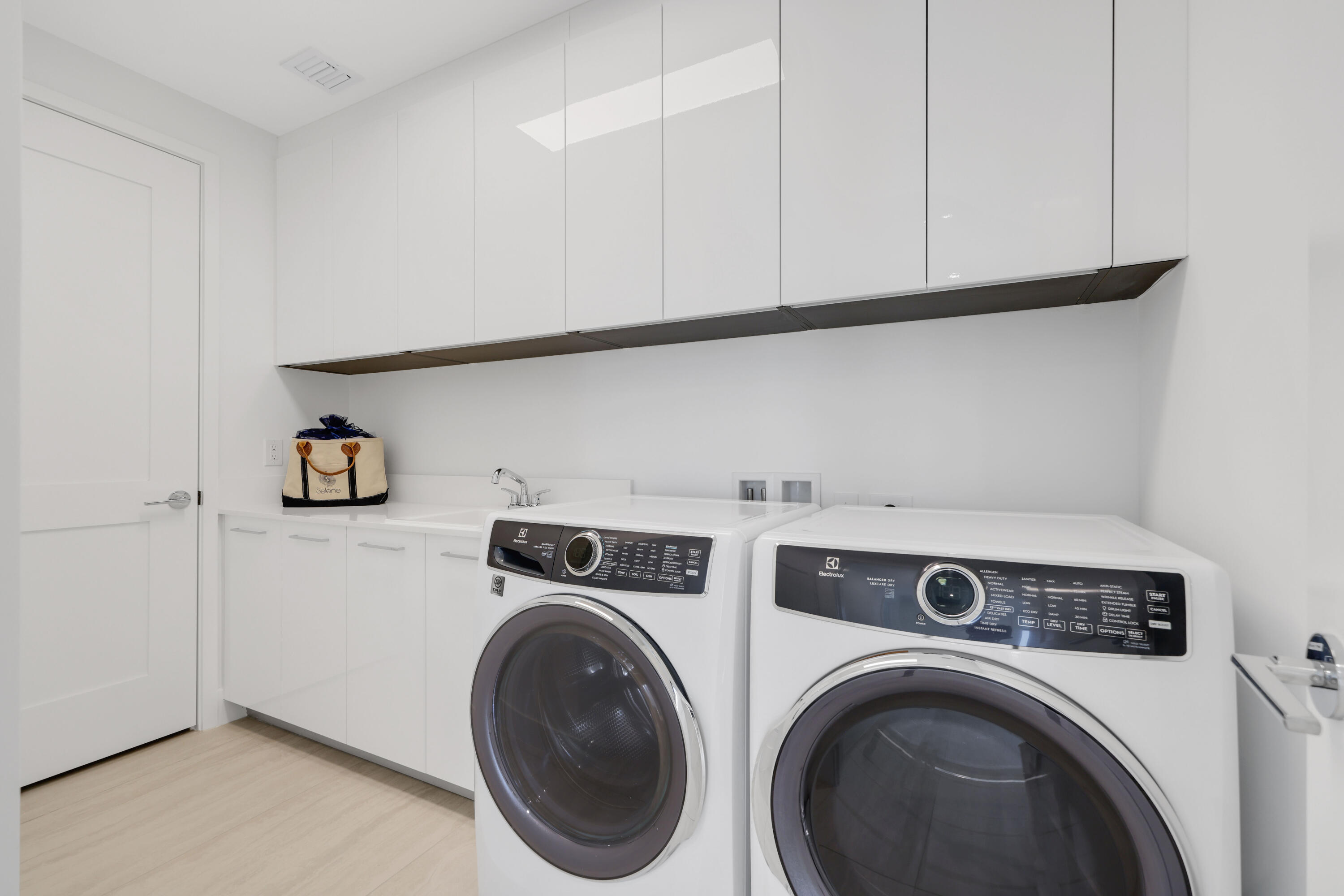 151 N Seabreeze Boulevard 903