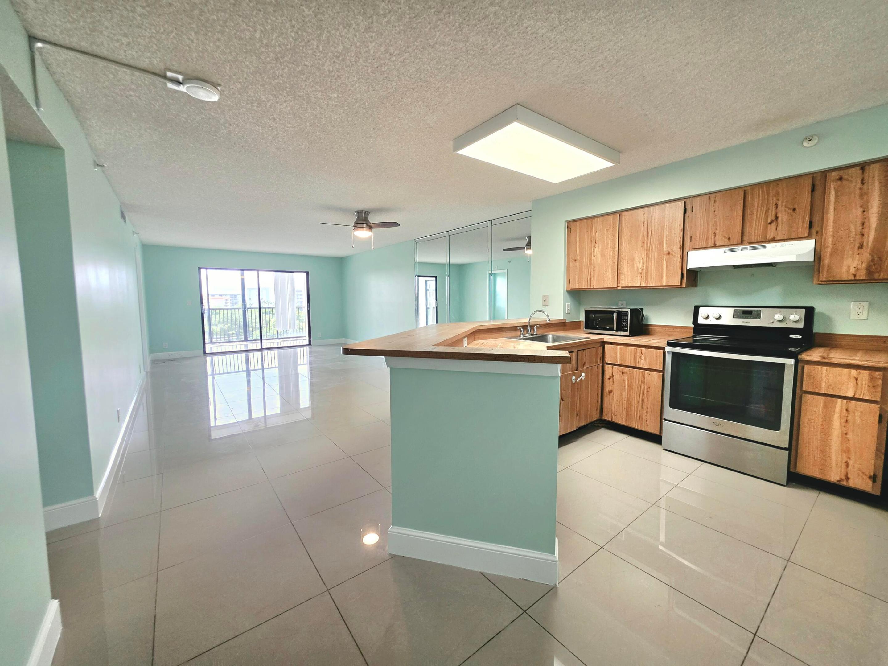 2112 S CYPRESS BEND Drive 707