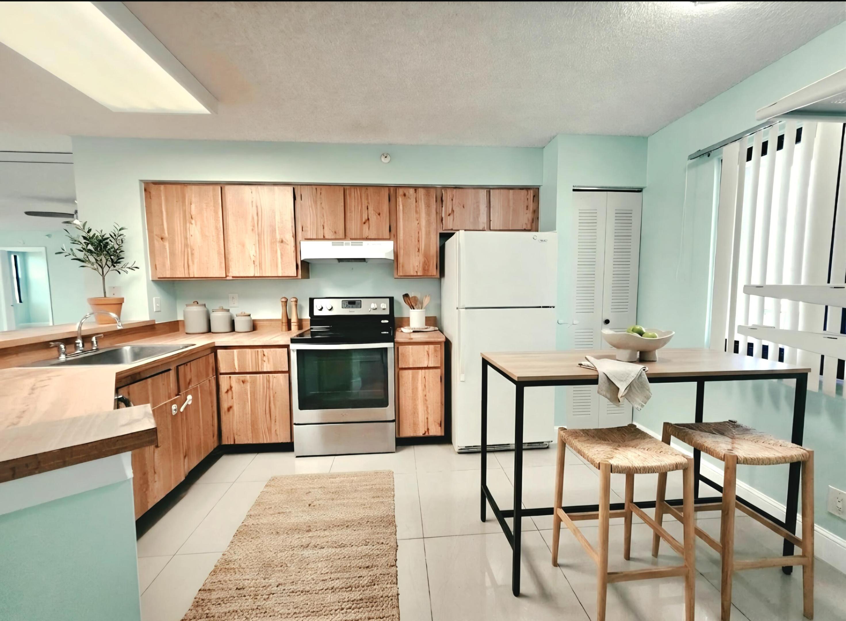 2112 S CYPRESS BEND Drive 707