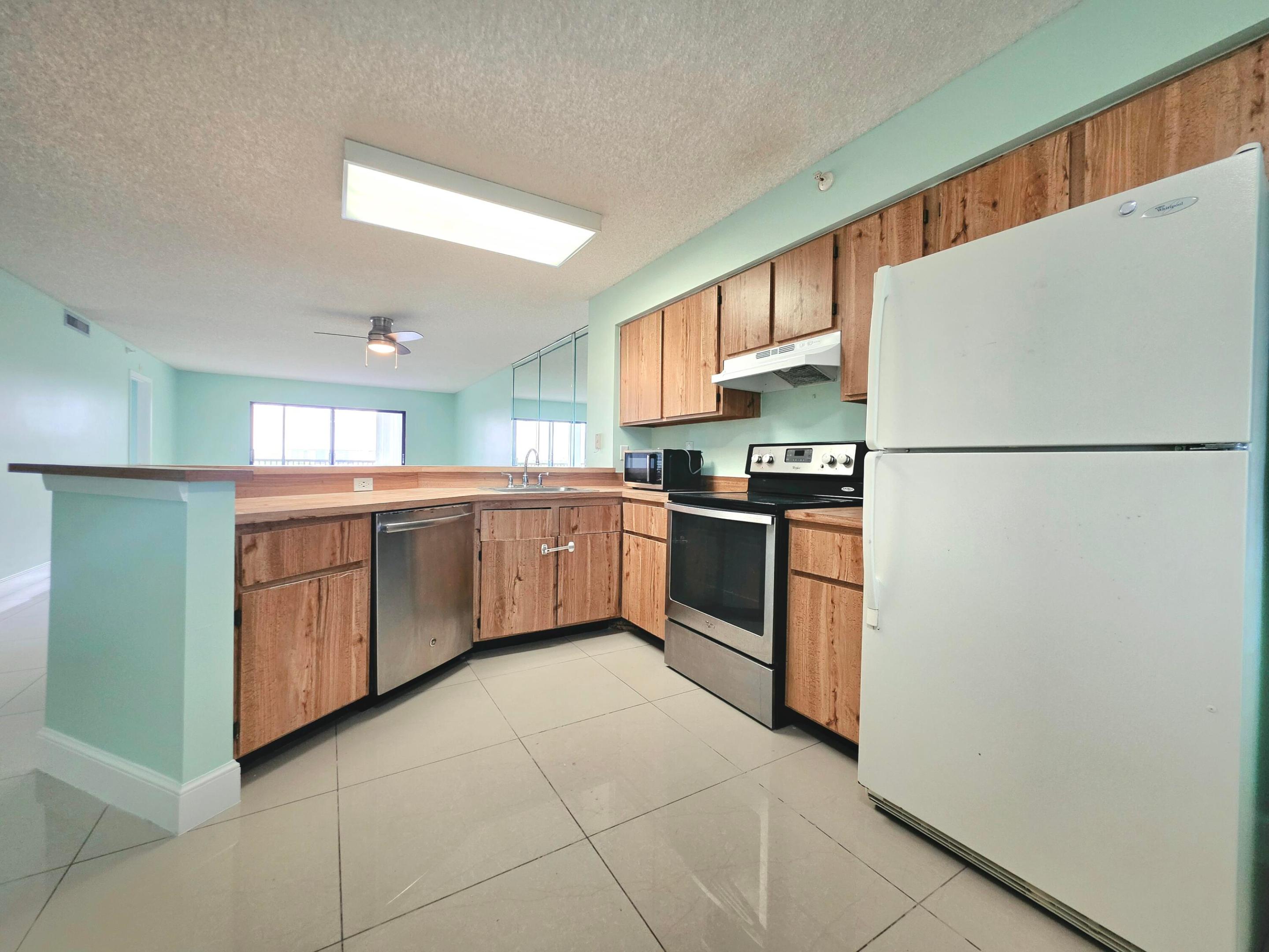 2112 S CYPRESS BEND Drive 707