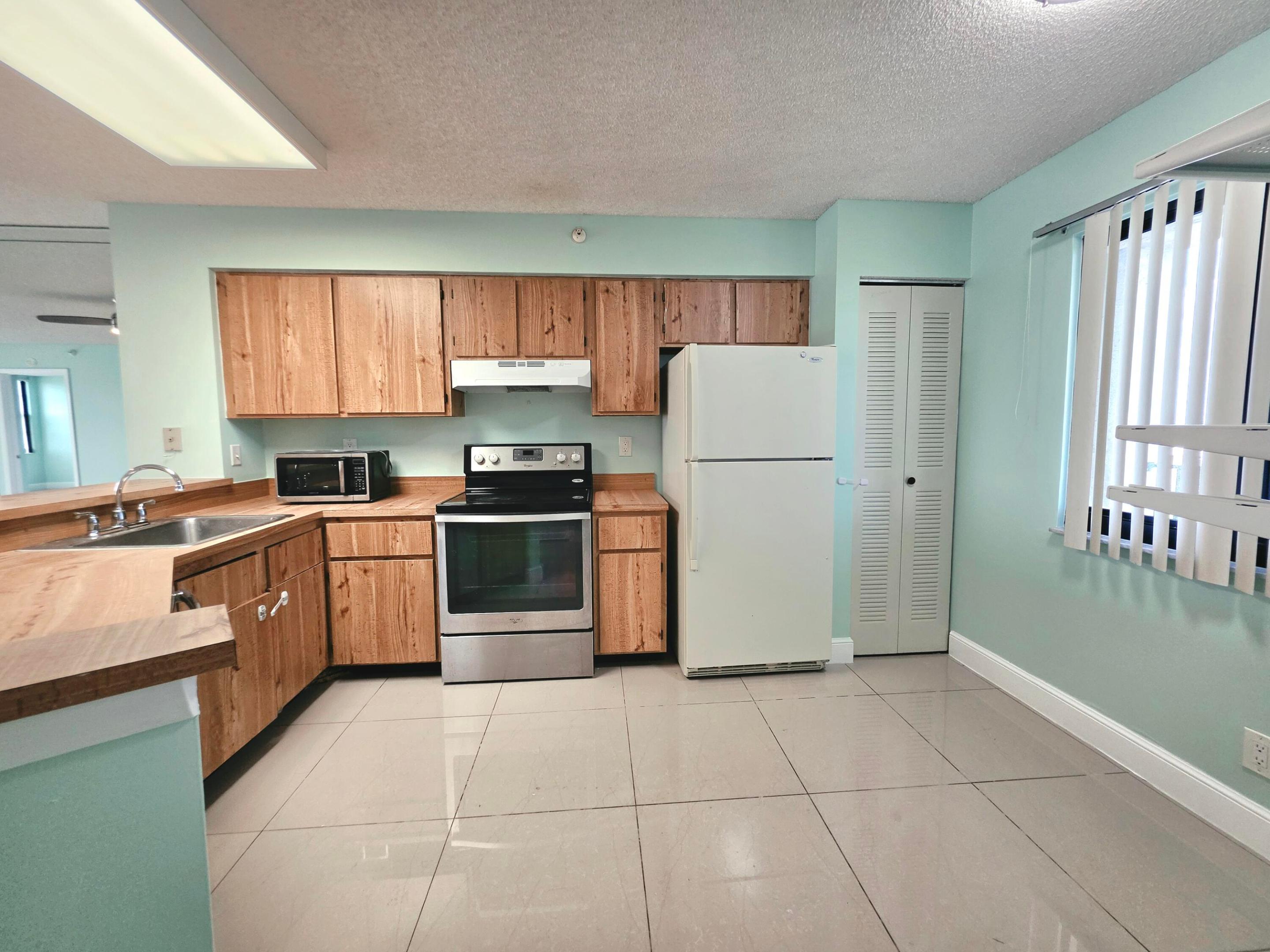 2112 S CYPRESS BEND Drive 707