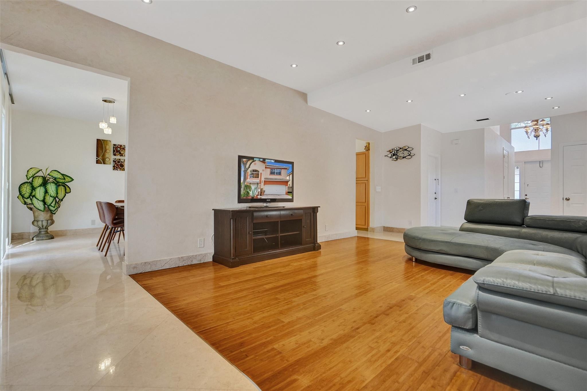 1242 Grant Court