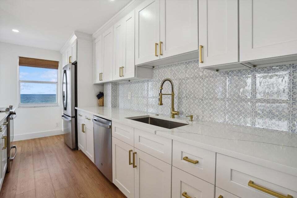 1051 Hillsboro Mile 411e