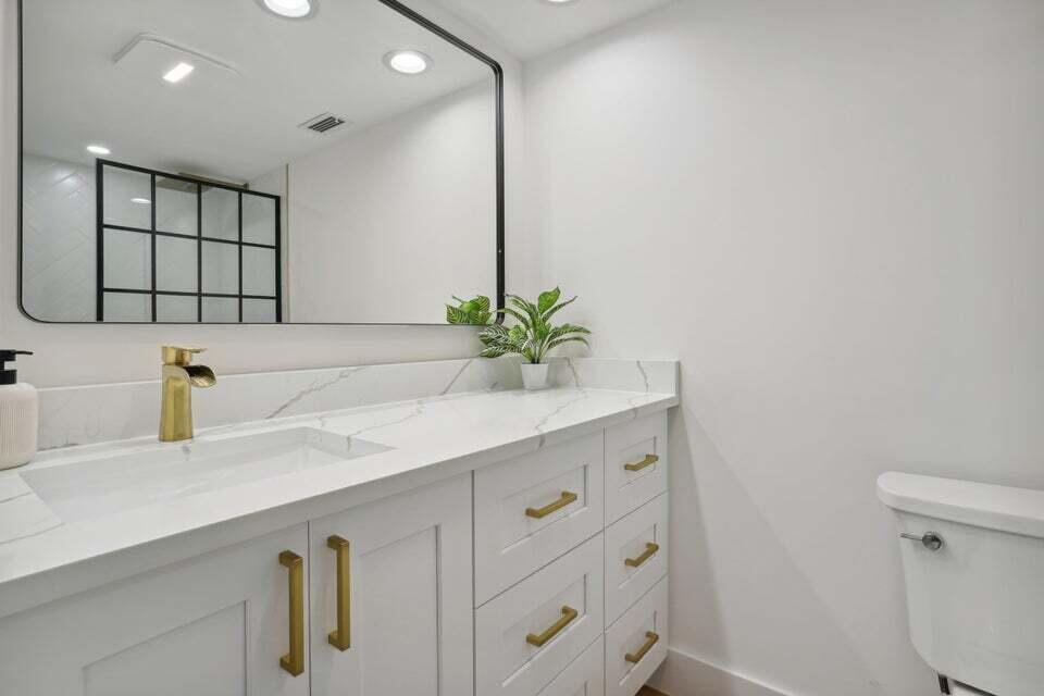 1051 Hillsboro Mile 411e