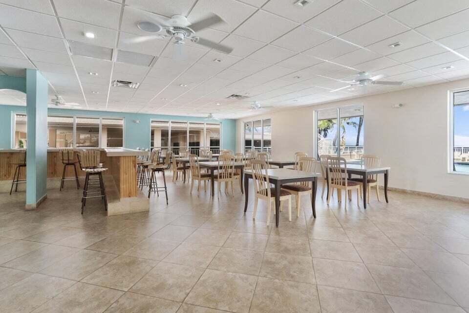 1051 Hillsboro Mile 411e