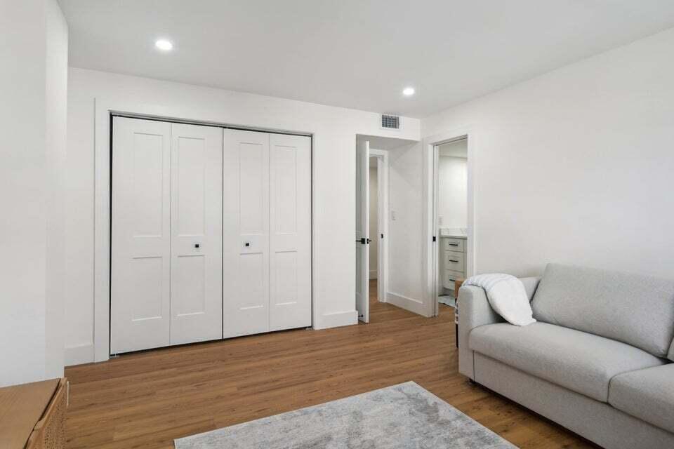1051 Hillsboro Mile 411e
