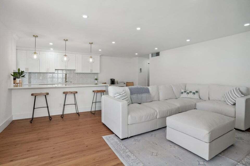 1051 Hillsboro Mile 411e