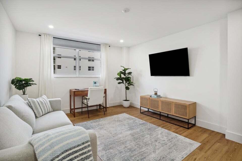 1051 Hillsboro Mile 411e