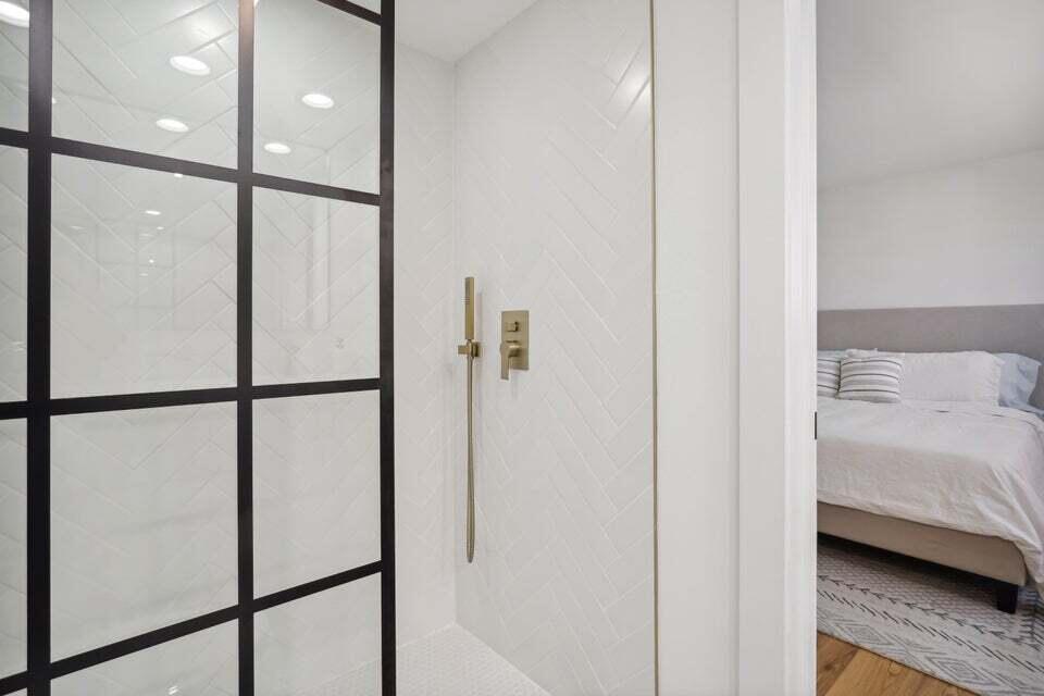 1051 Hillsboro Mile 411e