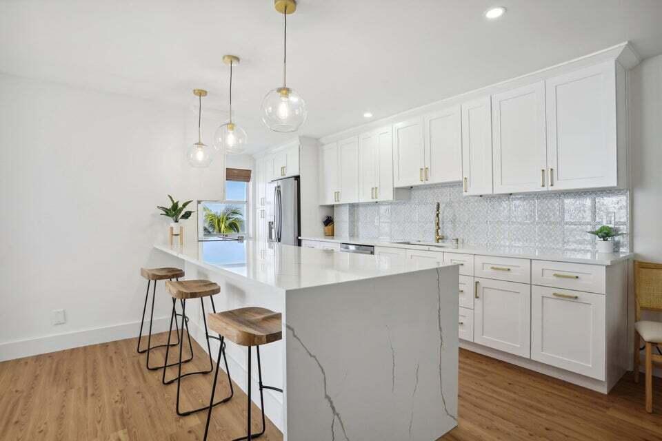 1051 Hillsboro Mile 411e