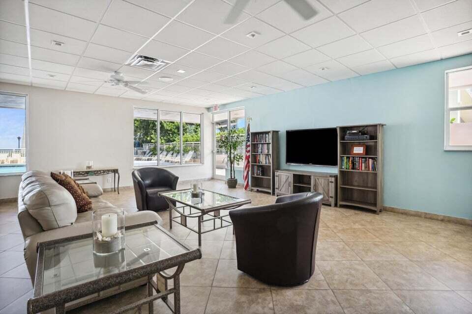 1051 Hillsboro Mile 411e