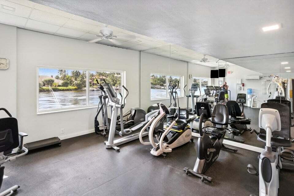 1051 Hillsboro Mile 411e