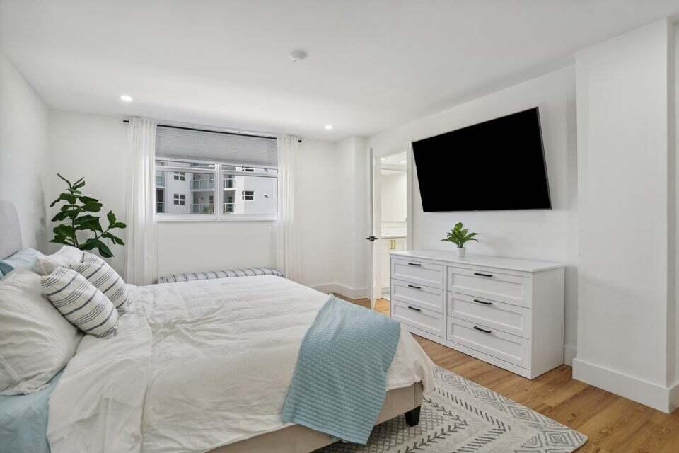 1051 Hillsboro Mile 411e