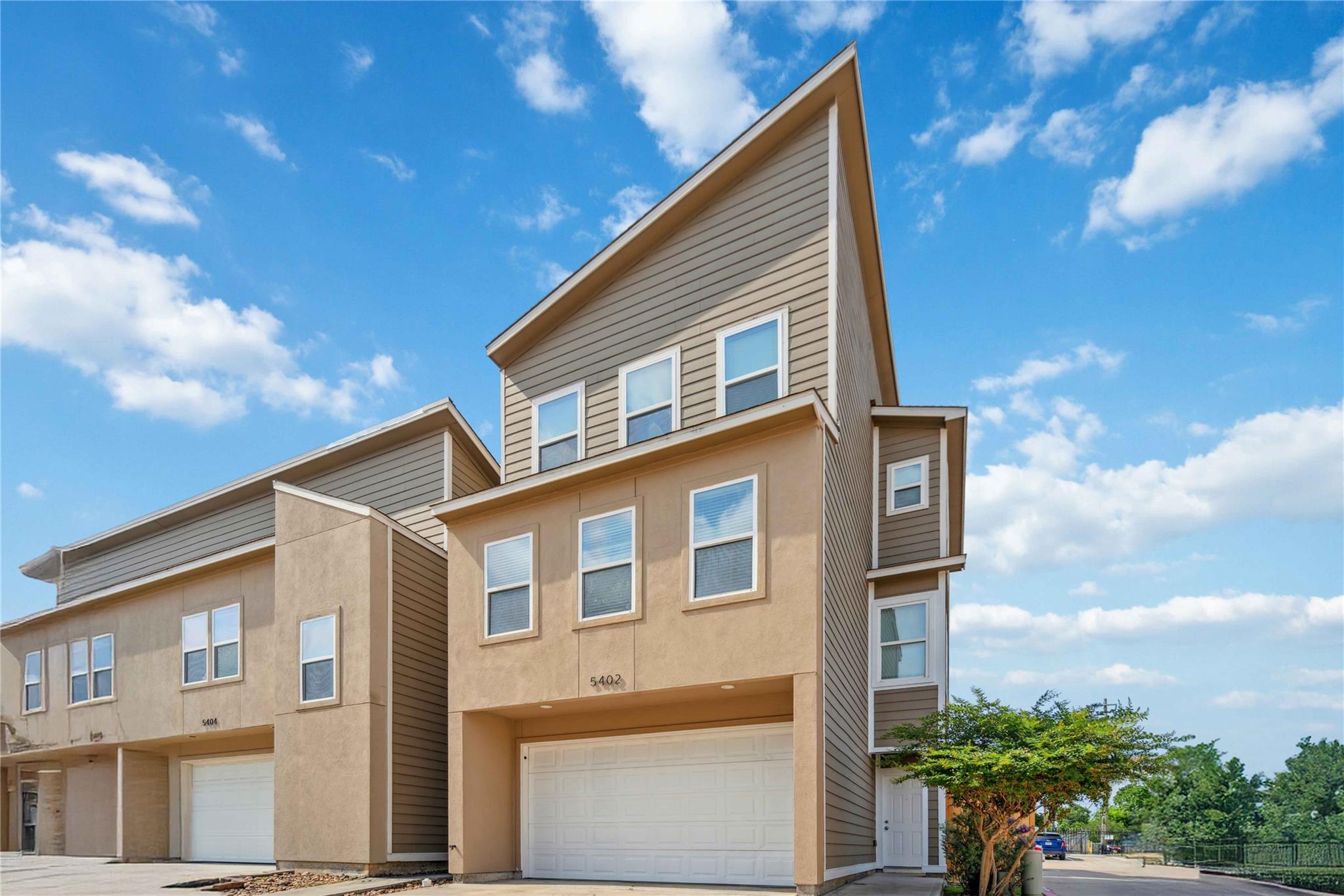 5402 Jonathan Lane