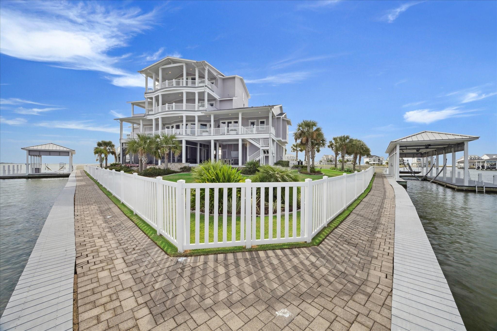 63 Water Key Key, Hitchcock