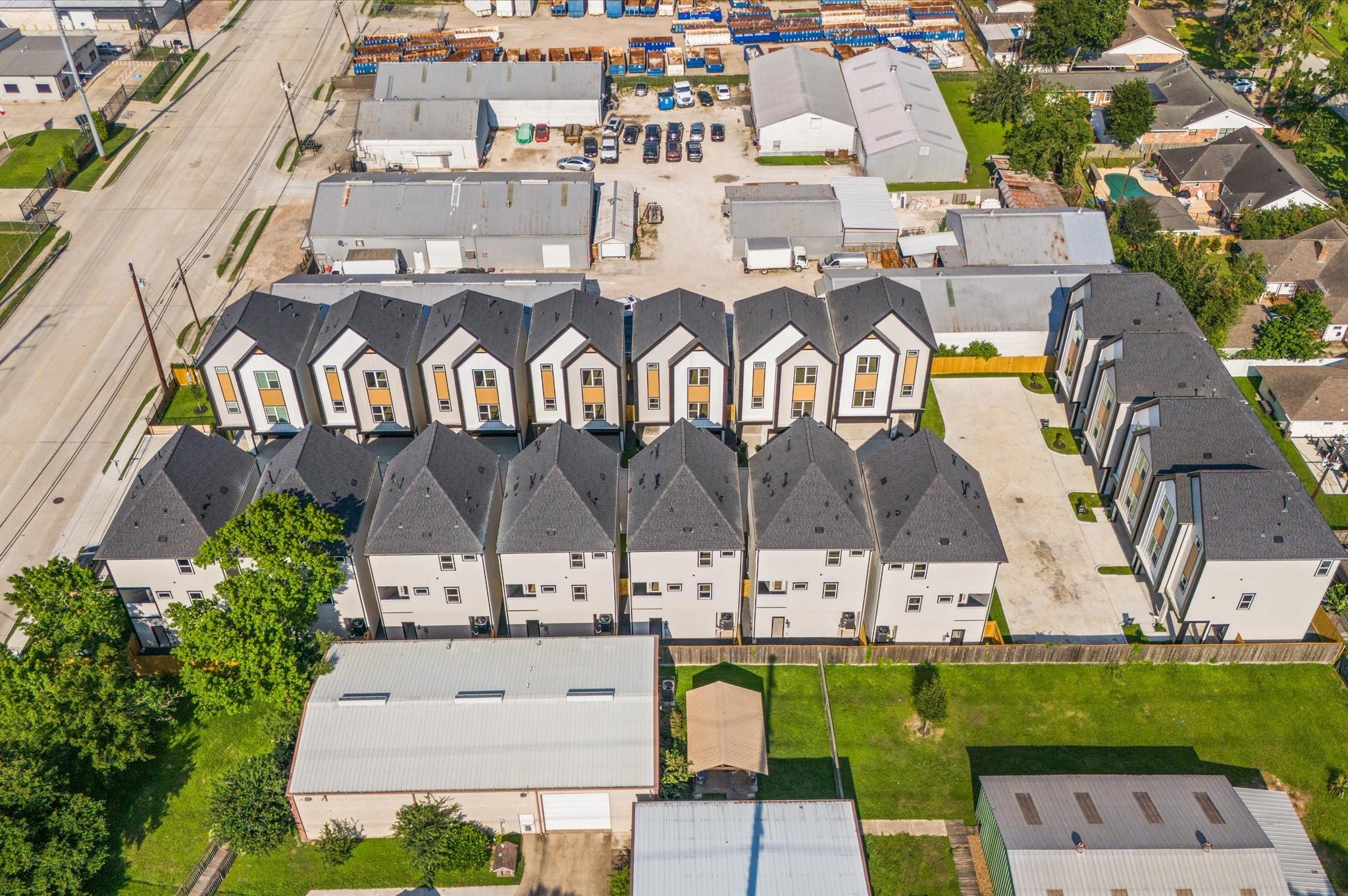 1305 Oak Tree Forest Court, Houston