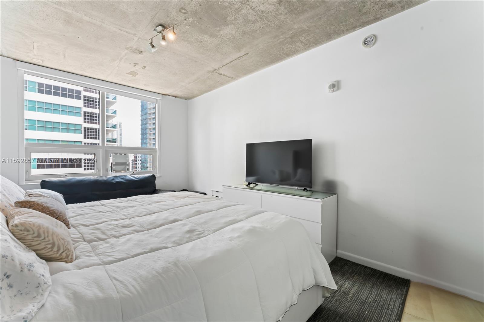 3250 NE 1st Ave # 1002
